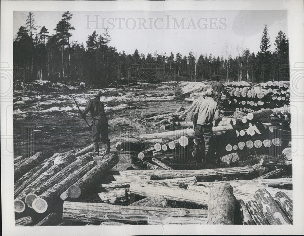 1945 Press Photo Swedish lumber workers breaks up log jam along the river - Historic Images