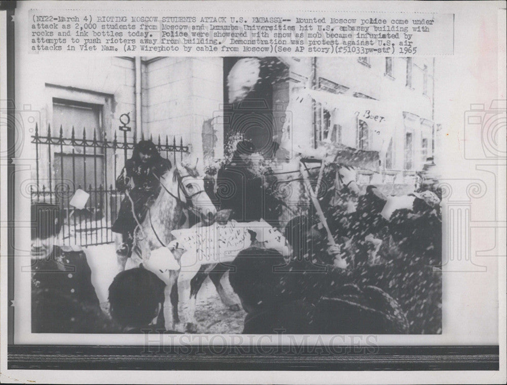 1965 Press Photo Soviet Students attack Police in street demonstrations - Historic Images