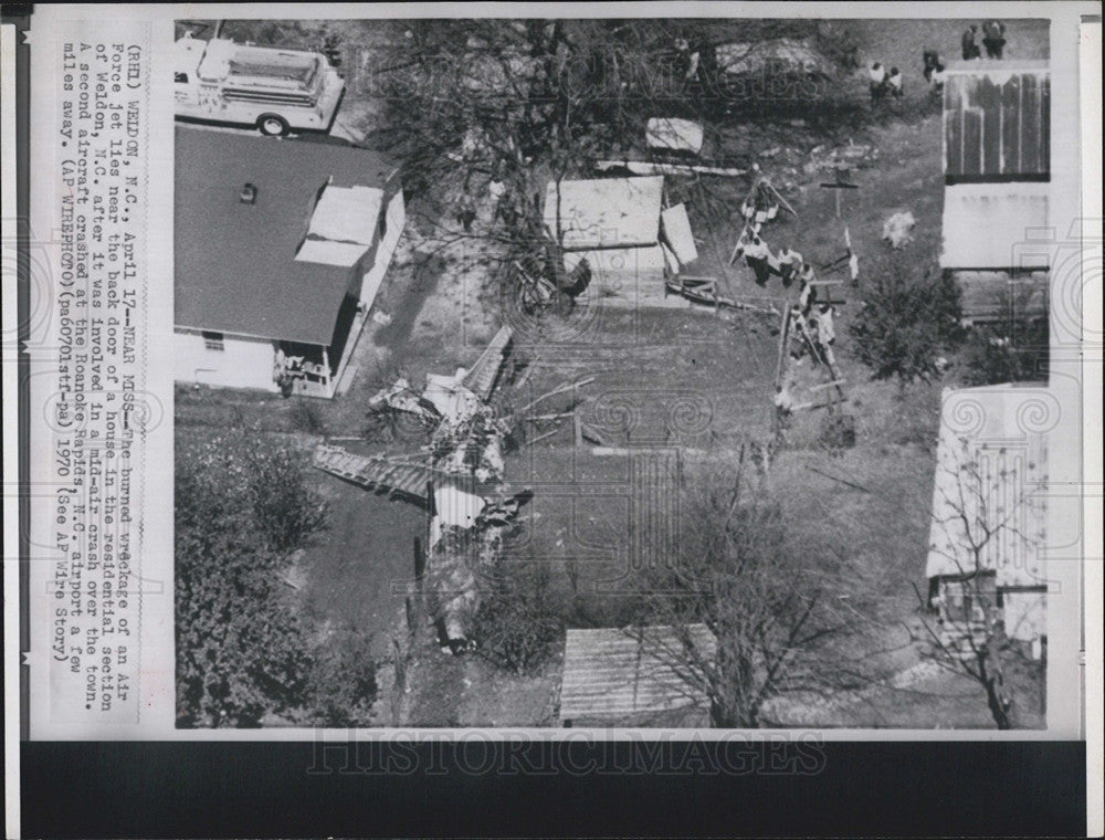 1970 Press Photo Aerial view of the Air Force jet lies at the backyard - Historic Images