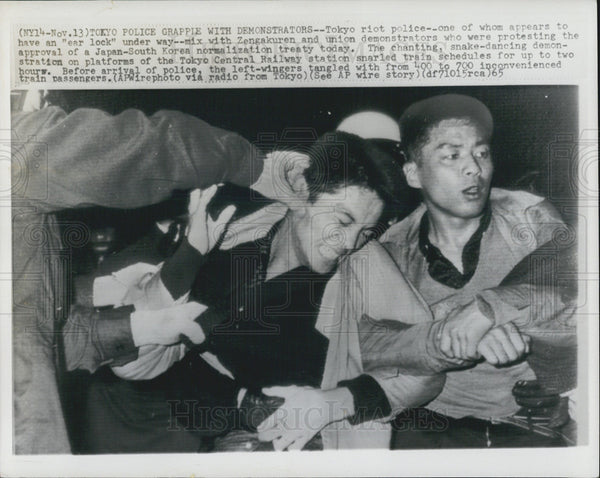 Japan anti riot police breaks up protesters against Japan Korea 1965 ...