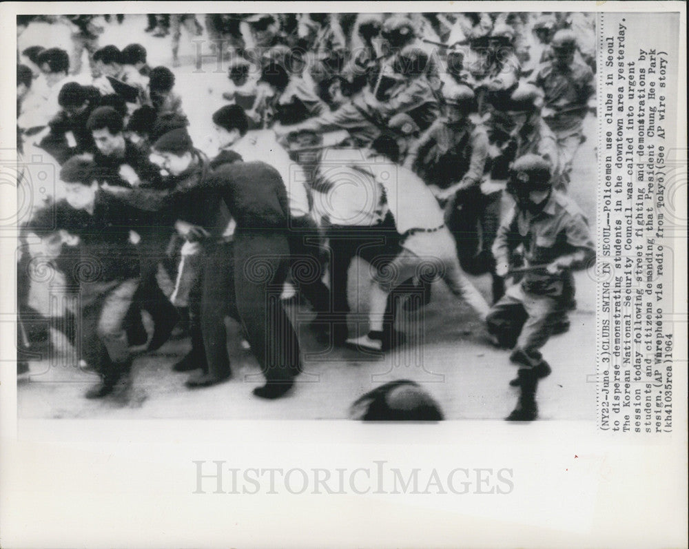 1964 Press Photo Policemen trying to disperse protesters - Historic Images