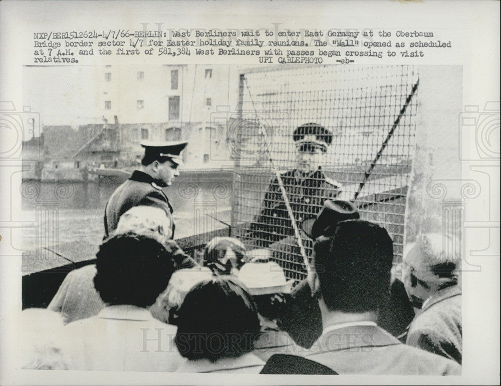 1966 Press Photo West Berliners Wait to Enter East Germany at the Oberbaum - Historic Images