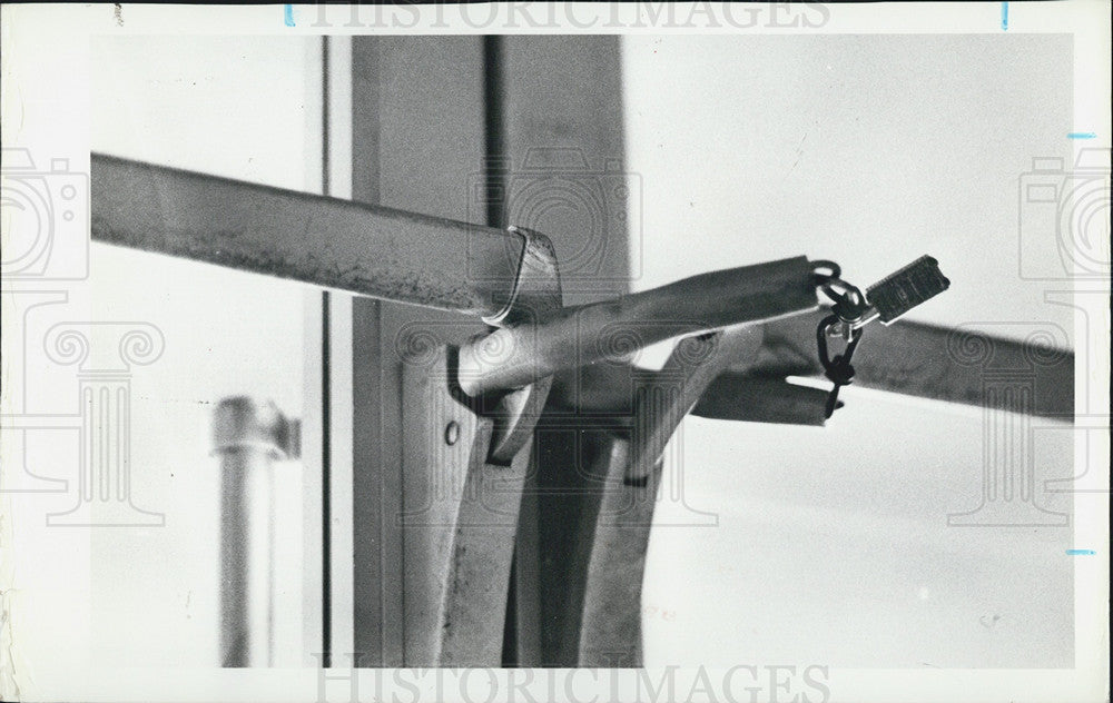 1980 Press Photo Chain &amp; padlock that closed Bayfront Center Lobby doors - Historic Images