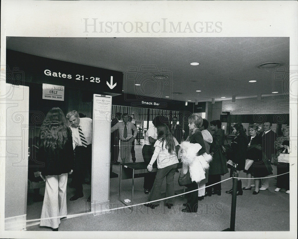 1973 Press Photo Passengers baggage check at Tampa International Airport - Historic Images
