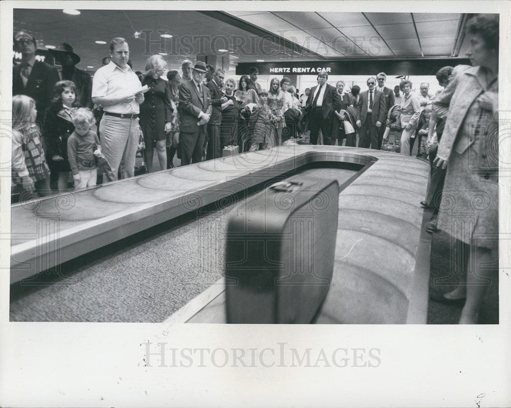 1971 Press Photo At luggage area Tampa International Airport - Historic Images