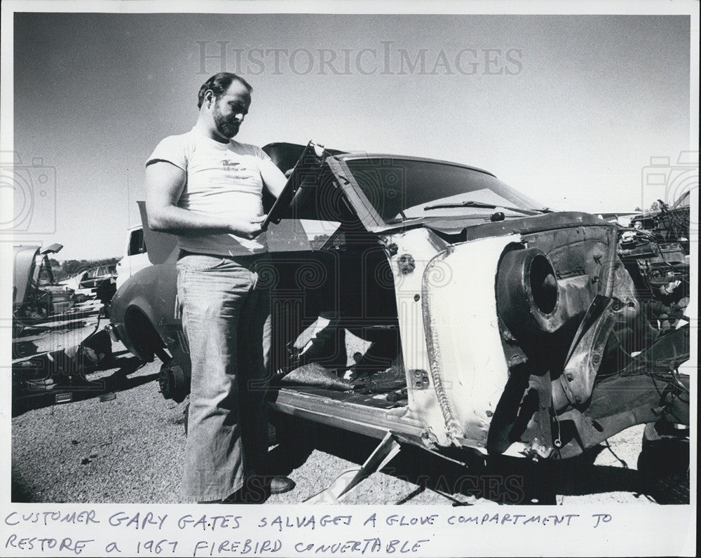 1978 Press Photo Gary Gates at Airport Used Auto Parts to find parts - Historic Images