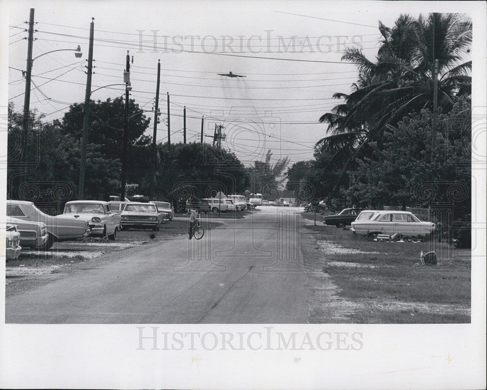 1969 Press Photo Jet plane seen taking off from the airport in nearby neighborhood - Historic Images