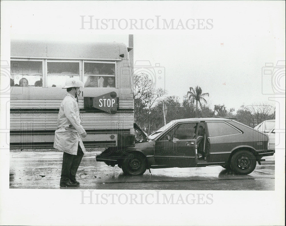 1985 Press Photo Car accident in rear of loaded school bus - Historic Images