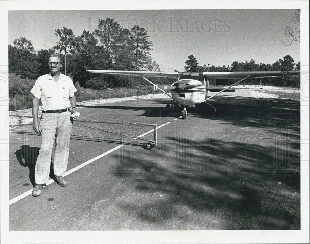 1981 Press Photo Ernie Klayum at the Hidden Lakes Airport - Historic Images