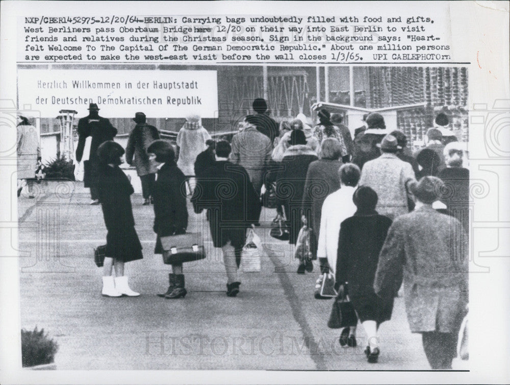 1964 Press Photo West Berliners pass Oberbaum Bridge on their way to East Berlin - Historic Images