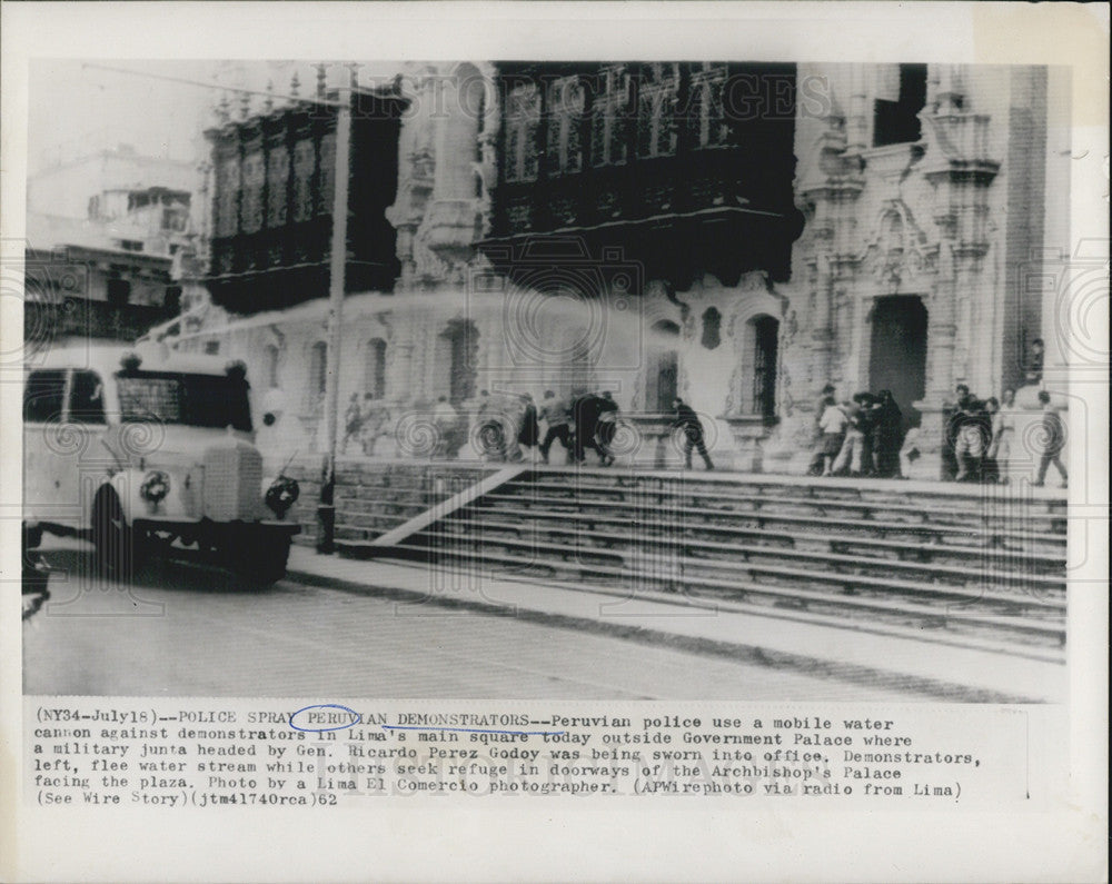 1962 Press Photo Peruvian police use mobile water cannon against demonstrators - Historic Images