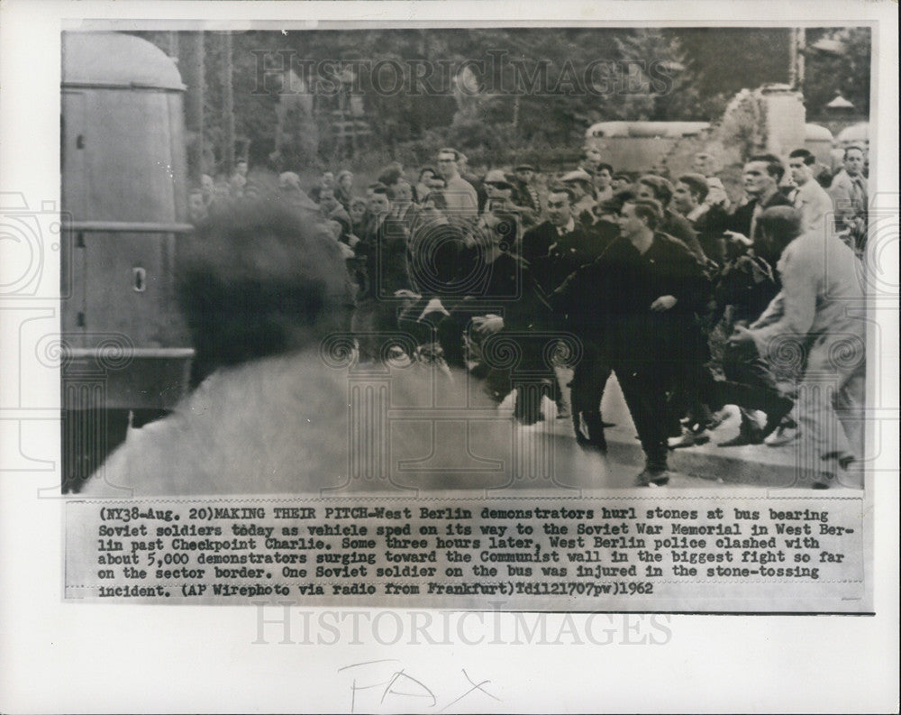 1962 Press Photo West Berlin demonstrators stone bus carrying Soviet Soldiers - Historic Images