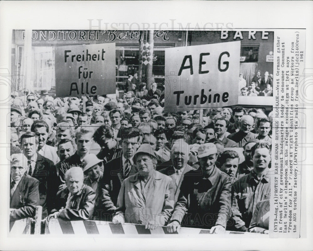 1961 Press Photo West Germans protesting East Germany's Refugee Blockade - Historic Images