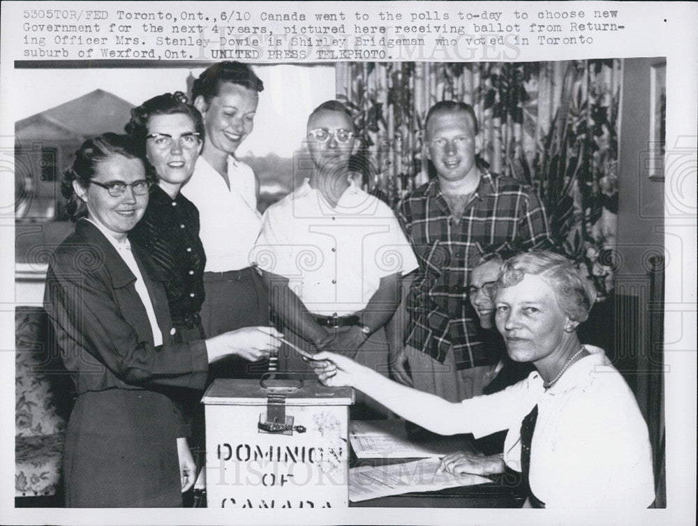 1959 Press Photo Mrs Stanley Dowie election board receive ballot in Canada election - Historic Images