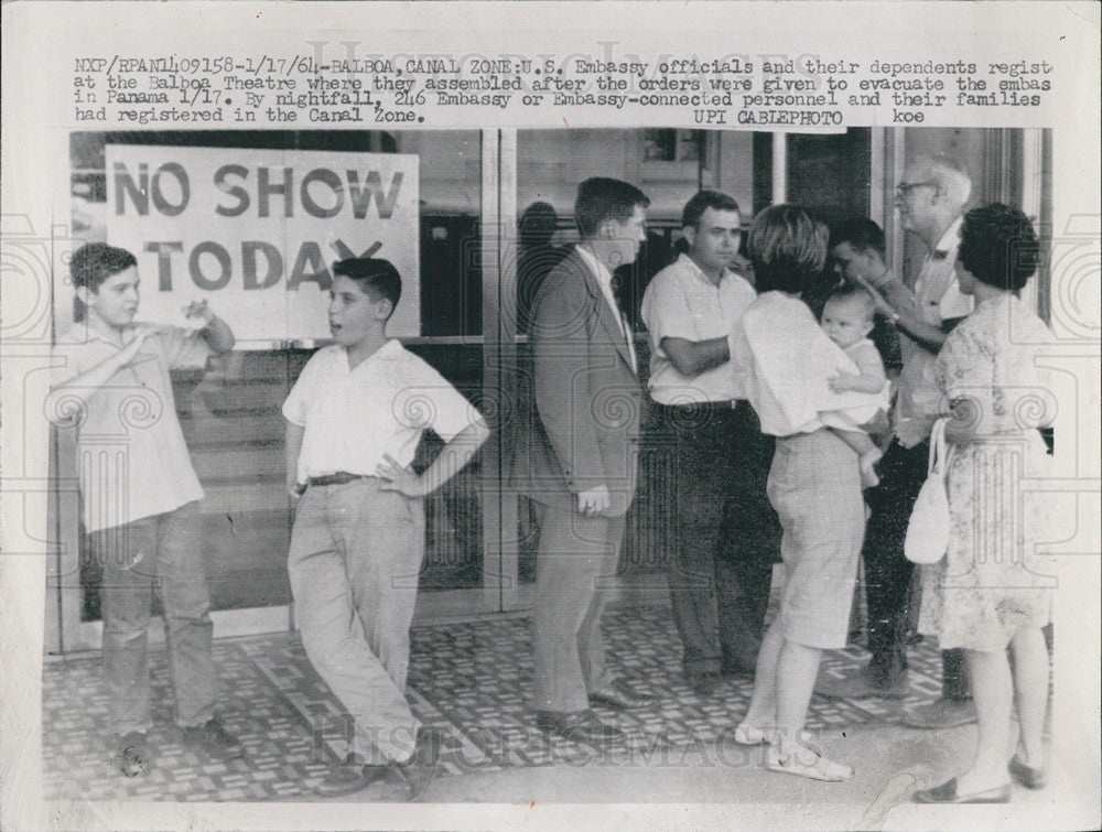 1967 Press Photo Americans in Panama Leave Embassy for Balboa Theater for Safety - Historic Images