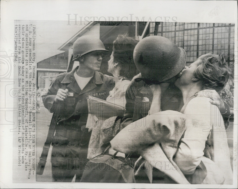 1964 Press Photo Canal Zone GI&#39;s Kiss Wives Goodby Their Families were Evacuated - Historic Images