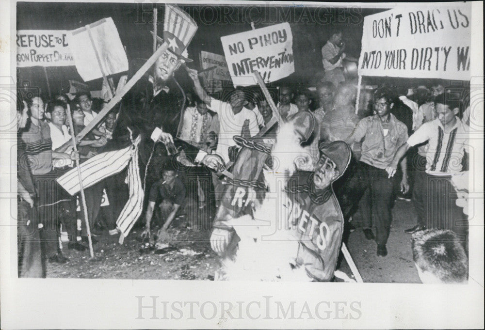 1965 Press Photo Demostrtors in Manila Burn Figure of Uncle Sam - Historic Images