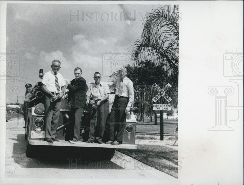 1972 Press Photo Forest Hill Rail Road Crossing opening with Robert K. Rees - Historic Images