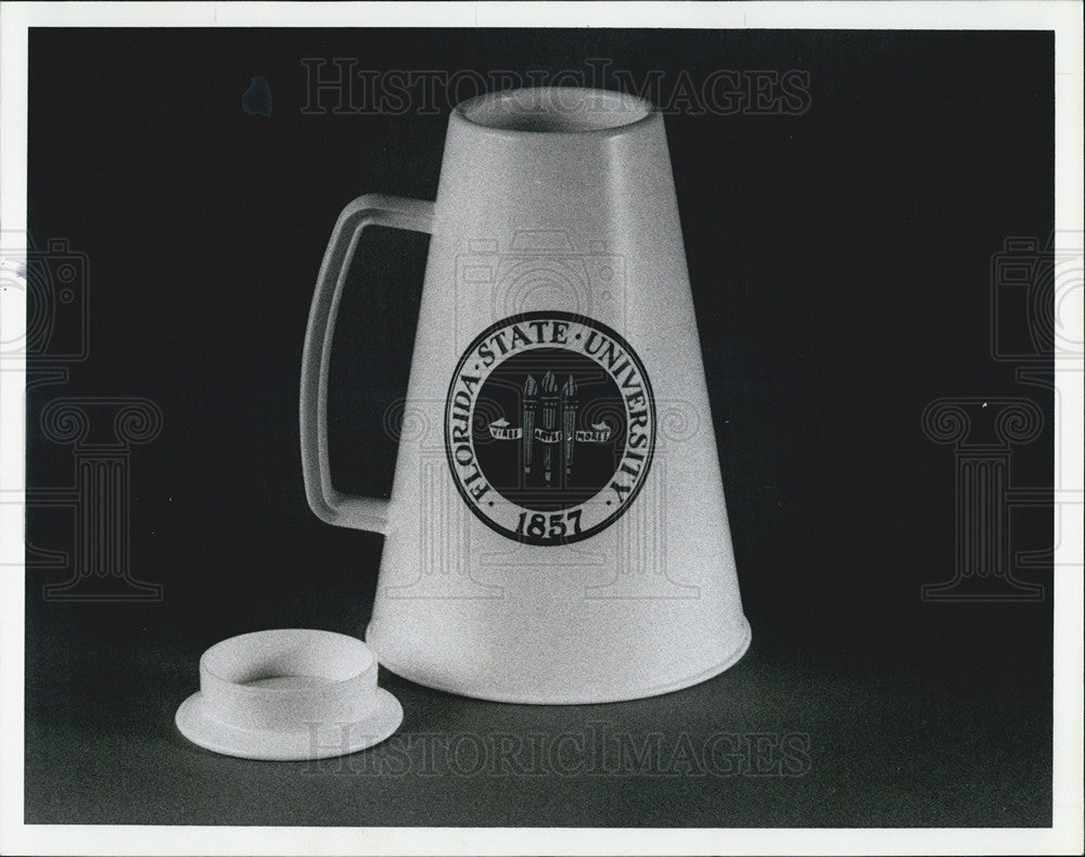 1986 Press Photo Mug-A-Phone Mug Megaphone Impossible Both Once Drink Cheer - Historic Images