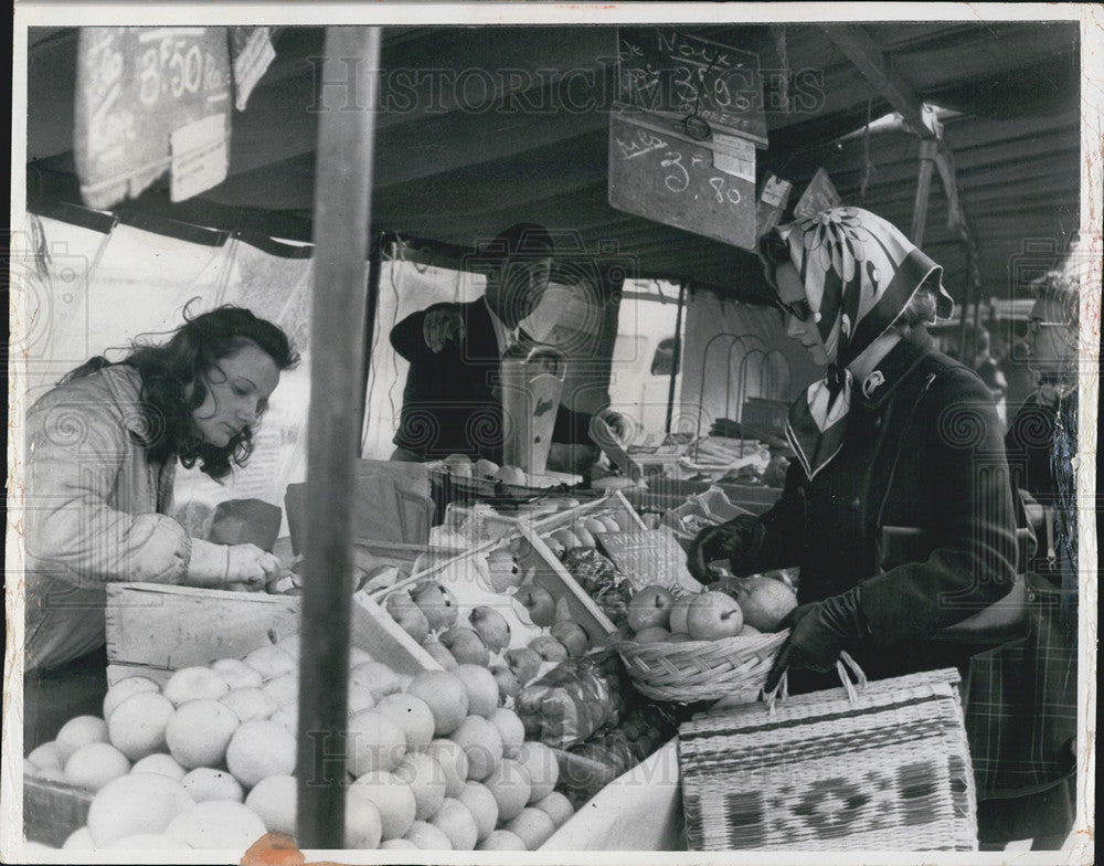 1970 Press Photo Open Air Market Paris Suburbs as  Mrs Harper Shops - Historic Images