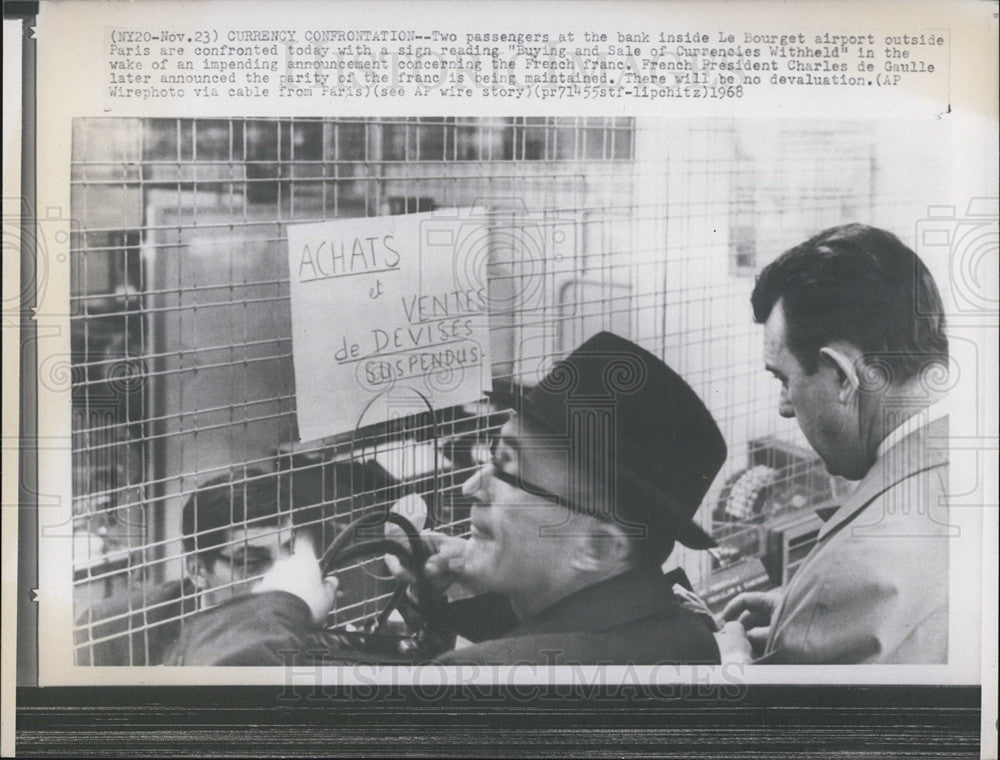 1968 Press Photo Two Passengers Await for Bank to Open in Airport in Paris - Historic Images