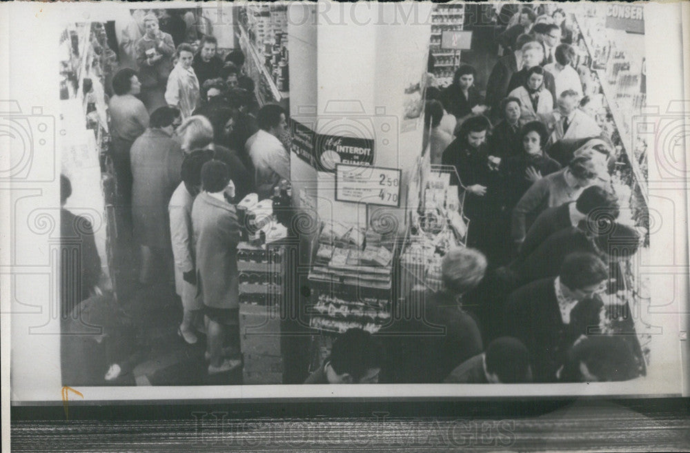 Press Photo Scene from a grocery filled w/ consumers - Historic Images