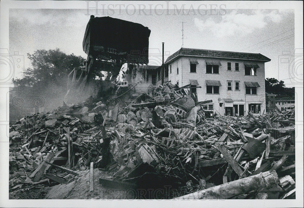 1977 Press Photo Hotel Shedrick Being Torn Down - Historic Images