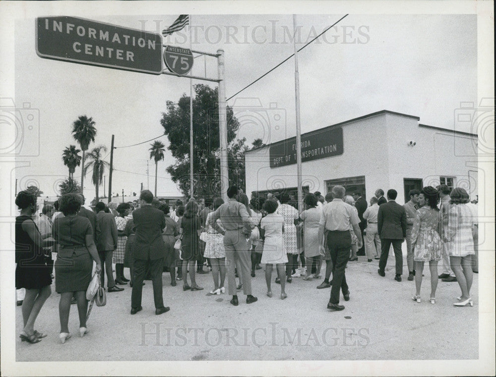 1970 Press Photo Crowd Gathers Outside New Interstate Office - Historic Images