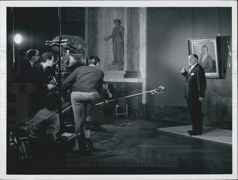 1964 Press Photo Documentary Being Filmed At The Louvre In Paris - Historic Images