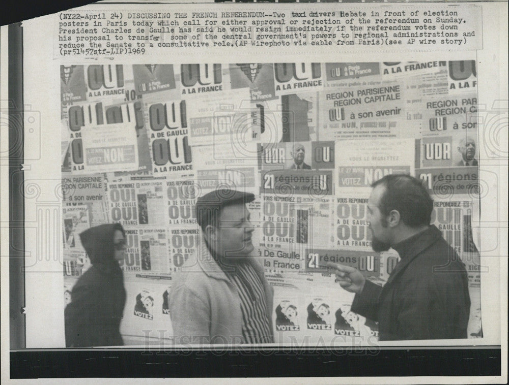 1969 Press Photo Two Taxi Drivers Debate Upcoming Elections in France - Historic Images