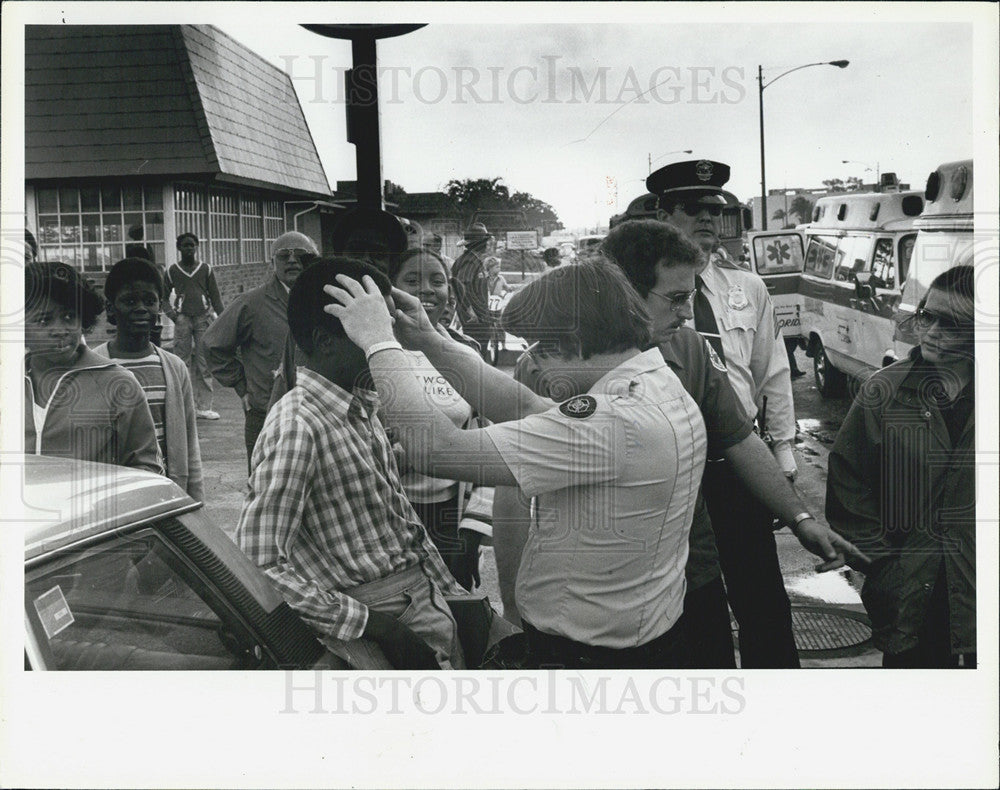 1979 Press Photo Paramedics Examine Injured Student Tyrone Boulevard - Historic Images