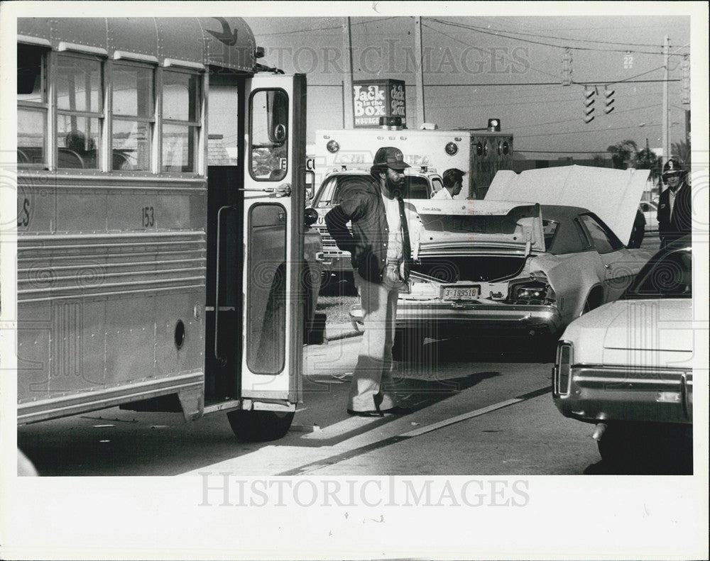 1979 Press Photo Bus &amp; Car Accident - Historic Images