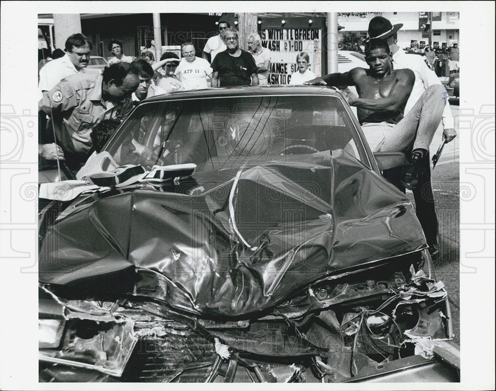 1986 Press Photo Car &amp; Bus Collidee Minor Injuries - Historic Images