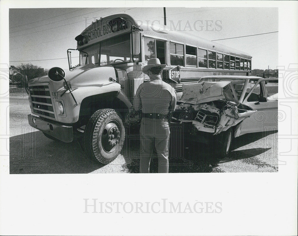 1983 Press Photo Florida Highway Patrol investigates after school bus and pickup - Historic Images