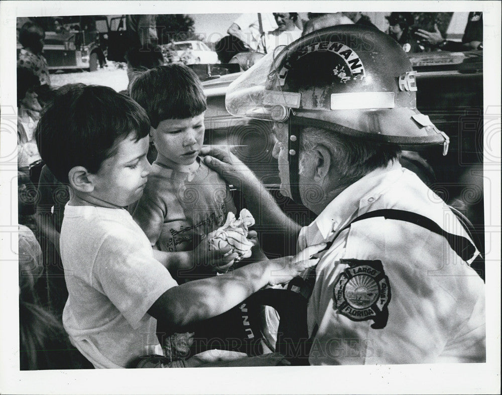 1986 Press Photo Largo fire Dep Lt Don w/ Joey Bednar &amp; Jamie Whitney - Historic Images