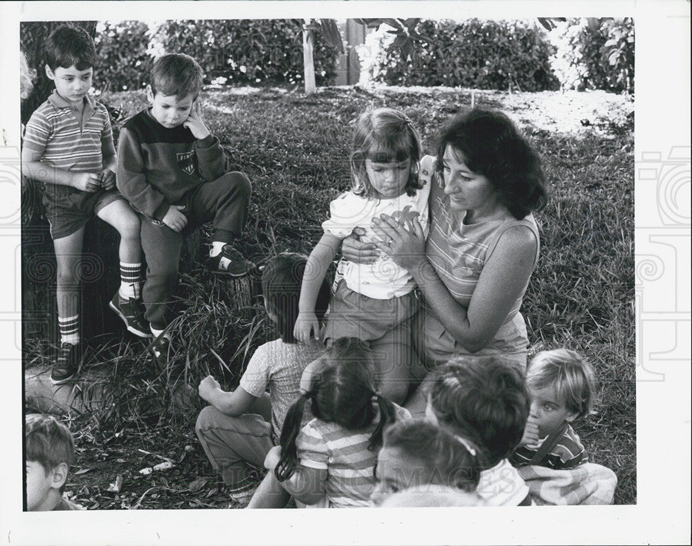 1986 Press Photo Parent Rosemary Learn chaperone school trip youngsters parking - Historic Images