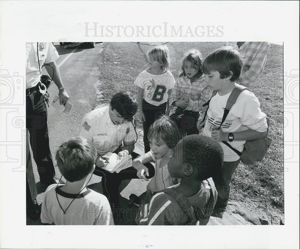 1986 Press Photo Clearwater police officer Greg Bickel school children accident - Historic Images