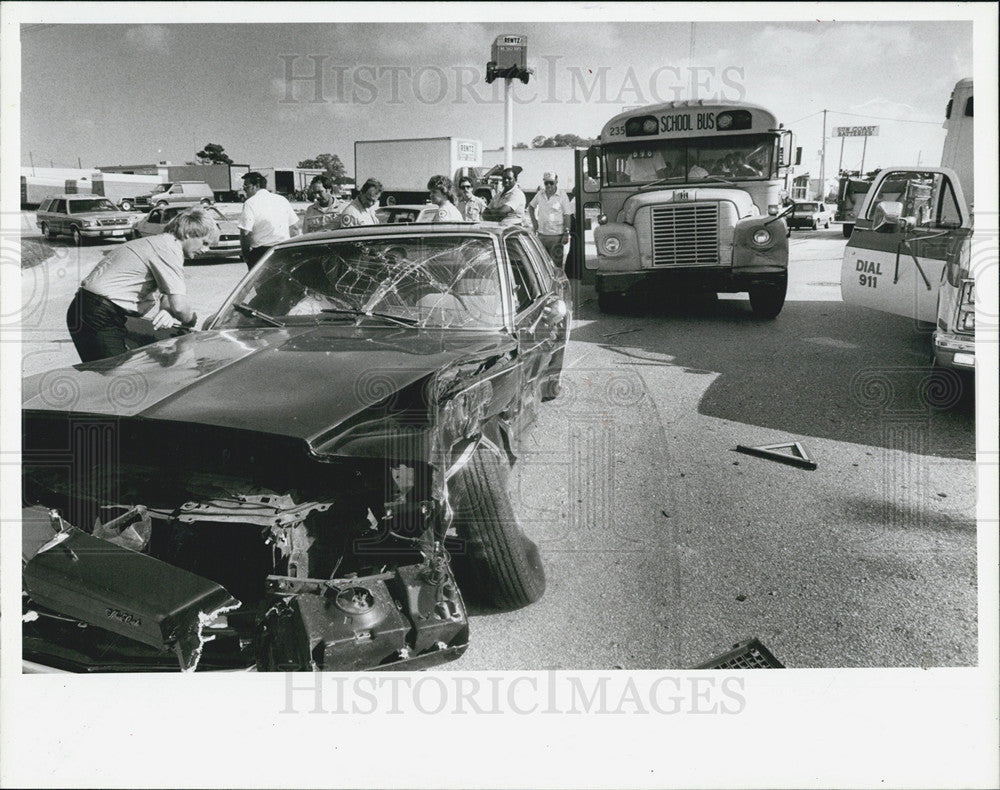 1985 Press Photo accident school bus car Kennedy Middle School students - Historic Images