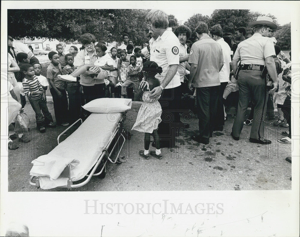 1979 Press Photo injured child helped onto stretcher school bus accident - Historic Images