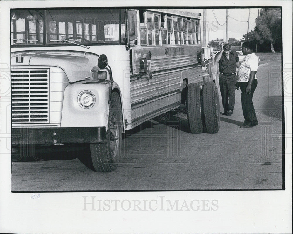 1979 Press Photo rear axle problem wheels school bus slide out morning - Historic Images