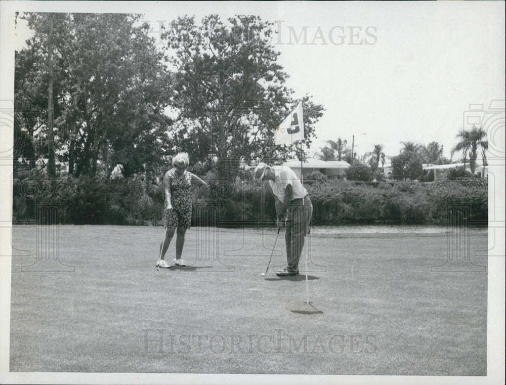 1973 Press Photo nine-hole Forest Hills Golf Course Mr. Mrs. Martin Wiles - Historic Images