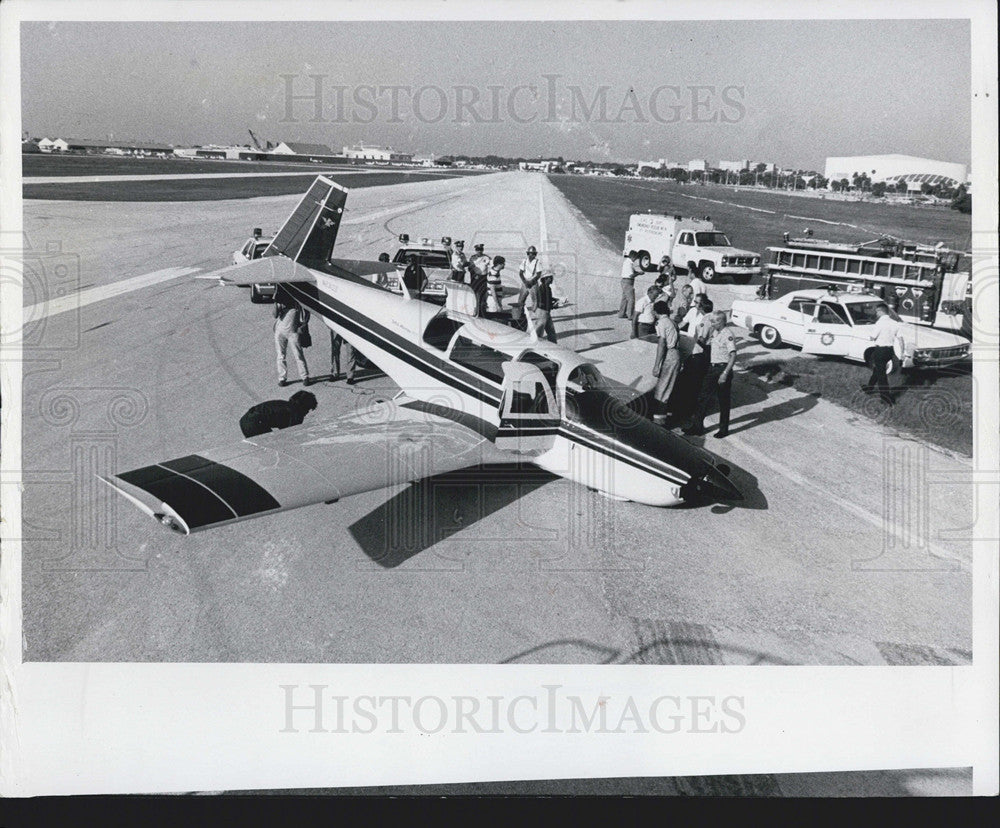 1981 Press Photo St. Petersburg firefighters police single-engine plane rocky - Historic Images