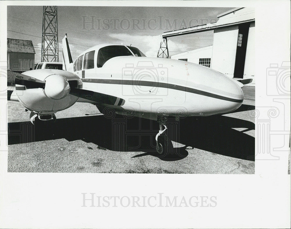 1981 Press Photo twin-engine plane landed Albert Whitted Airport no customs - Historic Images