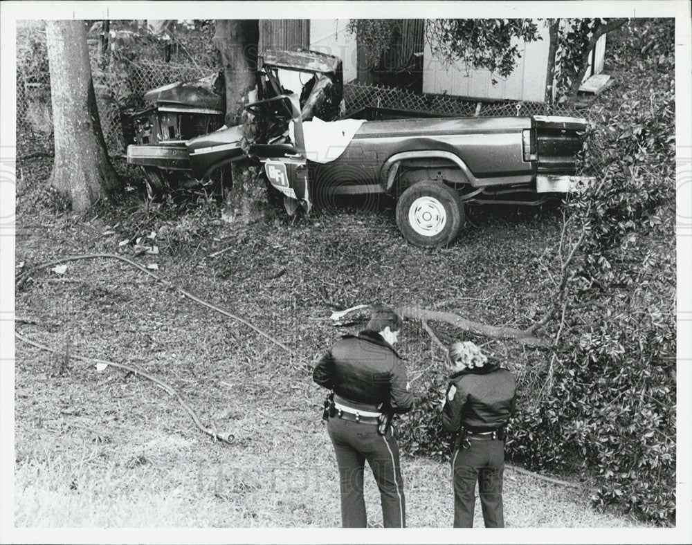 1988 Press Photo Lutz man killed truck struck tree caught fire I-275 pickup - Historic Images