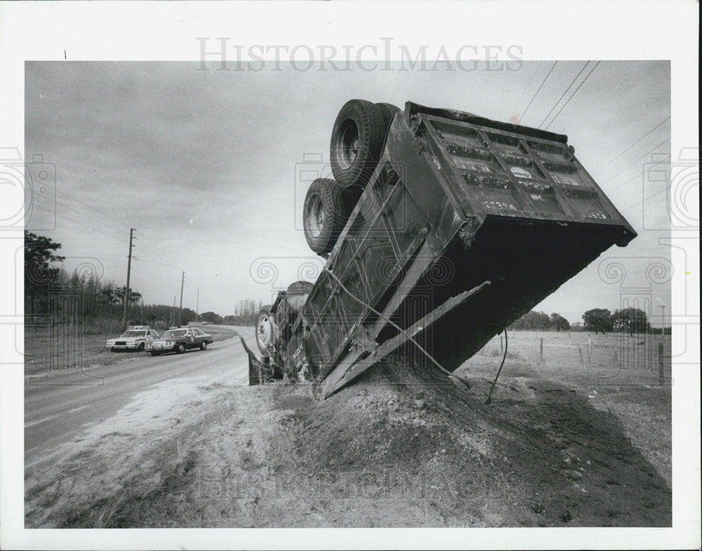 1988 Press Photo Pasco man stable condition dump truck overturned County Road 54 - Historic Images