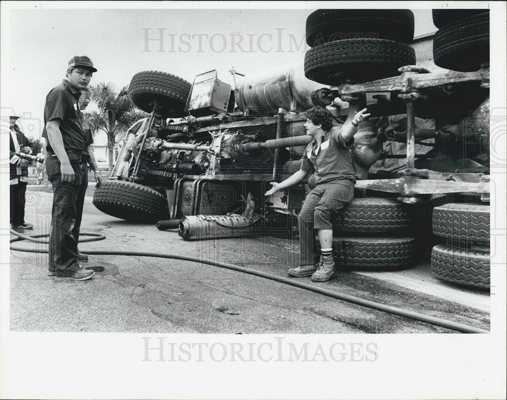 1985 Press Photo Driver Randy Pignatoro accident fellow worker Randy Westerbach - Historic Images