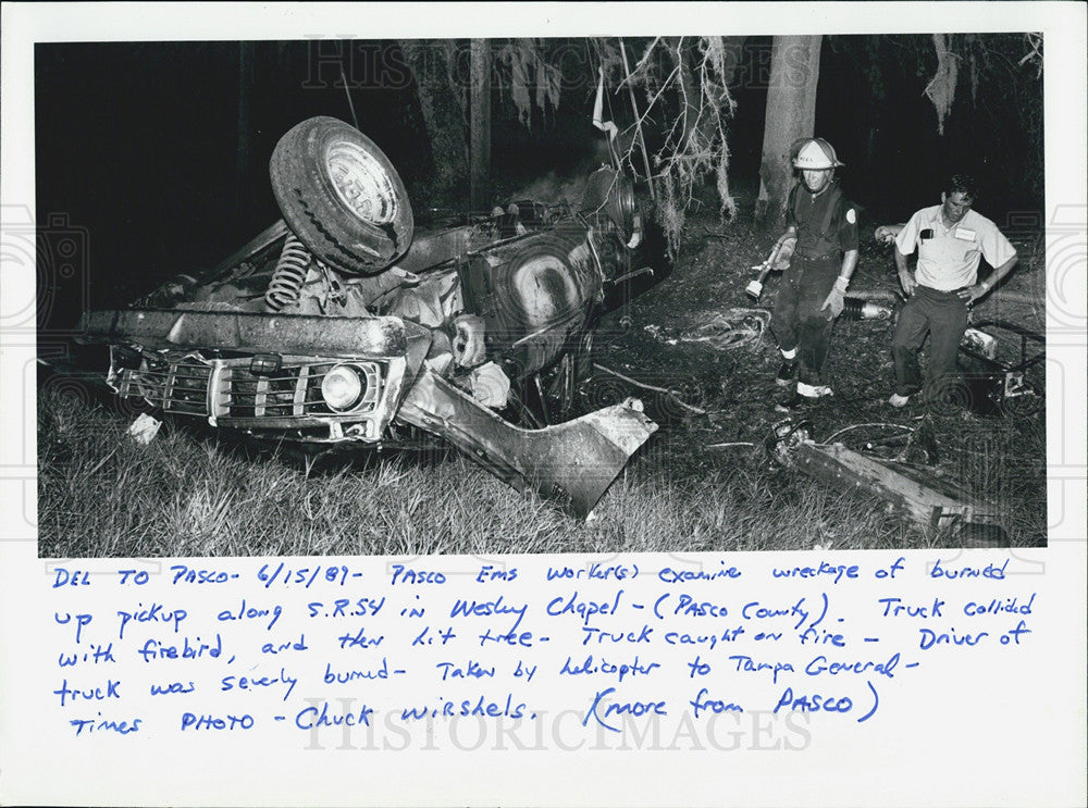 1989 Press Photo Rasco EMS workers wreckage burned pickup State Road 54 - Historic Images