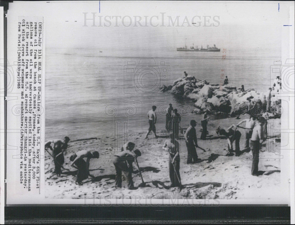 1965 Press Photo sailors U.S. Navy 6th Fleet remove oil beach Cannes France - Historic Images