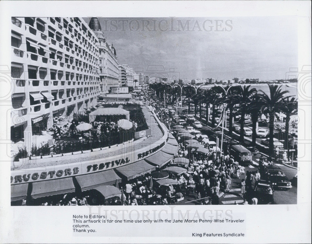 1982 Press Photo Thoroughfare in Cannes is choked with vehicles, restaurants, - Historic Images