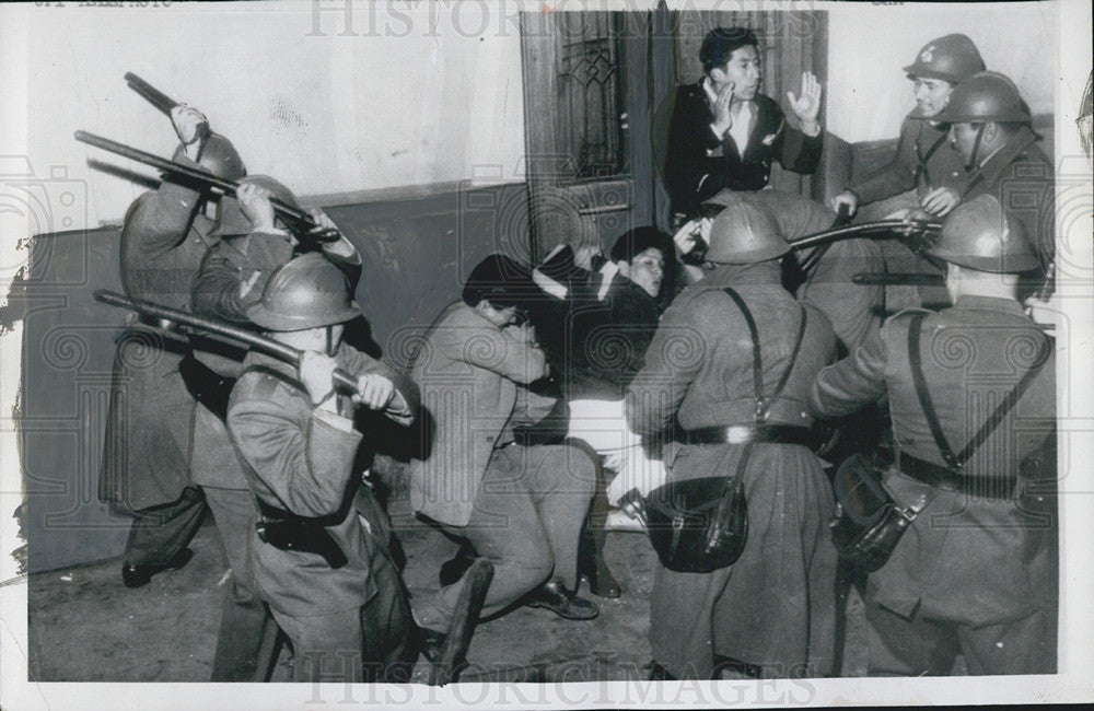 1961 Press Photo Police armed w/ clubs round up demonstrators at San Marcus - Historic Images